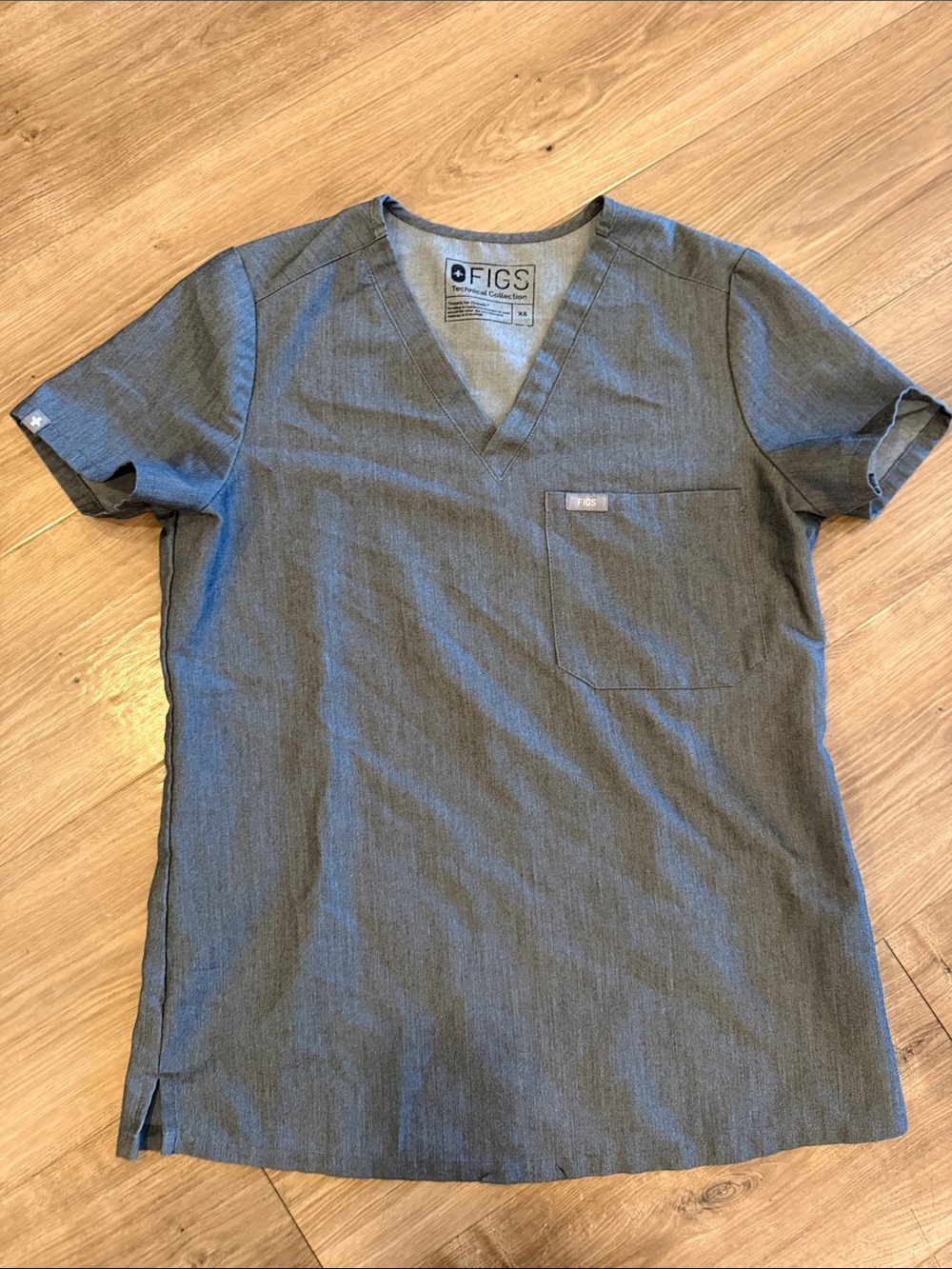 Figs Women’s V-Neck Scrub Top in graphite Gray